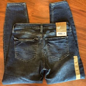 (Sold)*NWT* Silver Brand The Curvy Mid Skinny Jeans. Sz 28
